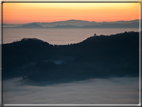 foto Colline nella nebbia al Tramonto